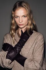 Guantes largos de piel, con diseño elegante y acabado liso.
