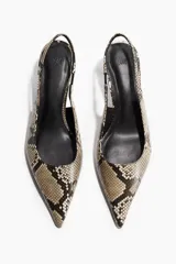 Zapatos de tacón bajo tipo slingback, con punta fina y estampado de piel de serpiente en tonos beige y negro. Poseen un tacón delgado y una tira elástica en el talón.