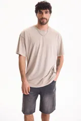 Remera oversize de manga corta y cuello redondo, confeccionada en algodón con acabado lavado estilo vintage.