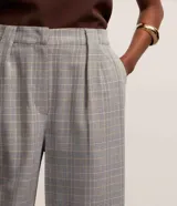 Pantalón de vestir de corte recto, cintura alta, con trabillas, pliegues y bolsillos. Estampado de cuadros Príncipe de Gales.