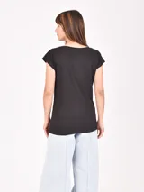 Remera manga corta color gris claro, de corte recto y cuello redondo.