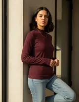 Polera de manga larga en tejido de lanilla, con cuello alto y ajuste al cuerpo.