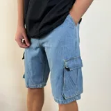 Bermuda de jean celeste con bolsillos cargo laterales y traseros.