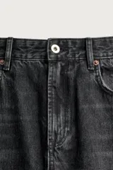 Jeans flare fit de denim de algodón en color celeste con lavado efecto desgastado. Presentan diseño de cinco bolsillos, tiro medio, cierre frontal con cremallera y botón, y bajo con acabado irregular.