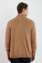 Cardigan de tejido de punto color azul piedra melange, con cuello mao y cierre frontal de botones.