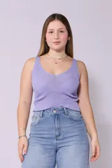 Musculosa de hilo color lila con escote en V y diseño calado en la parte superior.