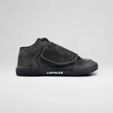Zapatillas Airwalk modelo Stone Grey Skt de color gris oscuro, con diseño de caña media, solapa superior con cierre de velcro sobre los cordones y suela de goma negra con el logo de la marca en el lateral.