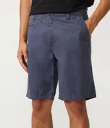 Bermuda de sarga color verde militar, corte recto, con bolsillos laterales y traseros. Marca Blue Steel.