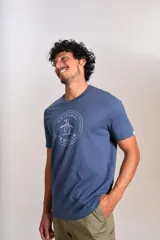 Remera de cuello redondo y manga corta, color azul, con estampado circular en el pecho que incluye el logo de la marca Original Penguin.