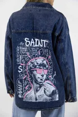 Camisa marrón con cuello camisero, cierre frontal con botones, mangas largas y bolsillos plaqué con solapa en el pecho.