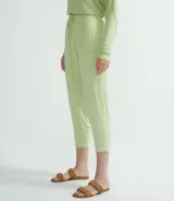 Pantalón saruel color verde claro, con elástico en la cintura, cordón para ajustar y bolsillos laterales.