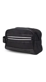 Neceser negro rectangular con cierre superior y bolsillo frontal con cremallera. Tiene asa lateral y dos bandas horizontales blancas en el frente.