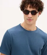 Remera de manga corta y cuello redondo, confeccionada en tejido de media malla con textura vertical. Presenta un diseño minimalista y ligero, ideal para un uso versátil y cómodo.