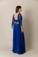 Vestido largo de gasa color azul francia, con escote corazón, falda con movimiento y mangas tipo capa.