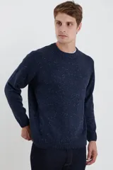 Sweater de escote redondo con manga larga, confeccionado en tejido moteado de textura suave.