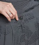 Pantalón recto de jacquard color gris con estampado de piel de cobra.