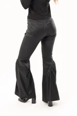 Pantalón de tiro medio con silueta oxford, ajustado en la parte superior y con bajo acampanado. Presenta bolsillos laterales, cierre frontal con cremallera y un detalle fruncido a la altura de la rodilla que aporta volumen.