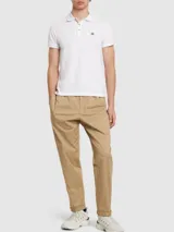 Remera polo blanca de algodón de manga corta con cuello clásico y logo bordado en el pecho.