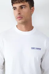 Camiseta de manga larga color blanco, con cuello redondo y estampado pequeño en el pecho con la frase 'Comfy Cooking'.