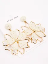 Aros colgantes con forma de flor, hechos de hilo trenzado color beige y contorno dorado.