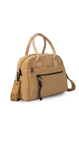 Cartera de mano color beige, confeccionada en tela impermeable, con doble asa corta y correa larga ajustable y desmontable. Presenta cierre principal, bolsillo frontal con cierre y detalle de colgante decorativo.