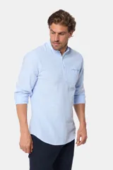 Camisa celeste de lino y algodón, de manga larga, corte slim, con cuello mao, medio abotonada y bolsillo en el pecho.