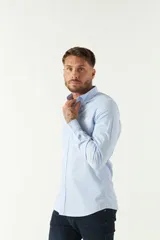 Camisa celeste de algodón con corte slim fit y logo bordado en el pecho.