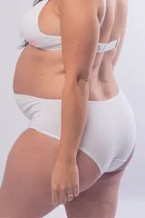 Bombacha maternal de tiro alto confeccionada en algodón elastizado, diseñada con refuerzo frontal para mayor contención y comodidad durante el embarazo.