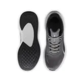 Championes de running Puma Skyrocket Lite, color gris oscuro con detalles en negro y suela blanca. Presentan un diseño aerodinámico con malla transpirable y tecnología Fit+ para un ajuste seguro.