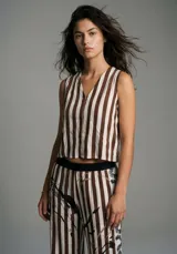 Top sin mangas color crudo con rayas verticales en tono beige y estampado abstracto en tonos tierra y negro.