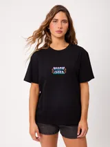 Remera blanca con estampado colorido en la espalda con motivos marinos, cangrejos y caracoles, de manga corta y ajuste holgado.