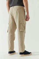 Pantalón cargo para hombre color gris oscuro, de corte recto, con múltiples bolsillos y logo metálico.