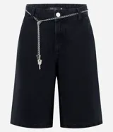 Bermuda tipo jorts de tiro bajo, confeccionada en denim de algodón. Presenta un corte recto y estructurado, con bolsillos funcionales, trabillas en la cintura y un cinturón decorativo de cadena metálica.