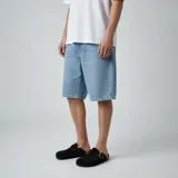 Zuecos negros con hebilla plateada ajustable y plantilla anatómica de corcho.