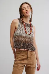 Top musculosa de punto jaspeado con textura abierta, corte ajustado y largo corto. Tiene escote redondo, sisas amplias y terminaciones en contraste de color salmón.
