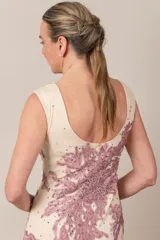 Vestido largo de tul color champagne con apliques de strass y bordado en hilo rosa viejo. Presenta una guarda bordada en el ruedo. Modelo exclusivo.