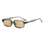 Lentes de sol con armazón rectangular de color marrón translúcido y lentes verdes claros, fabricados en plástico reciclado (RPET).
