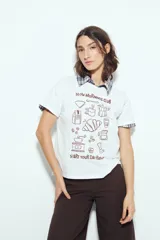 Remera negra de manga corta con estampado frontal en color marrón que incluye ilustraciones relacionadas con el café y la frase "Start Your Day Right".