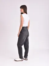 Pantalón de jean negro de corte recto, tiro alto y cinco bolsillos.