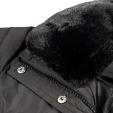 Campera puffer negra de corte largo, con diseño de canelones horizontales. Presenta cuello alto con detalle de pelo sintético extraíble, cierre frontal con botones a presión, puños y bolsillos laterales. Incluye aberturas laterales con botones para mayor comodidad.