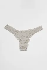 Bombacha less roja con estampado de flores blancas y volados en los bordes.