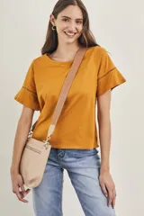 Remera celeste de algodón peinado, con cuello redondo y mangas cortas con detalle de calado.