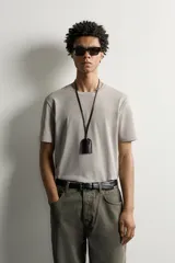 Camiseta slim fit negra de cuello redondo y manga corta.