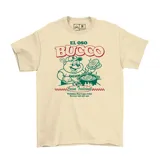 Remera de algodón color beige con estampado gráfico frontal de un oso cocinando, con tipografía estilo retro en tonos rojo y verde.