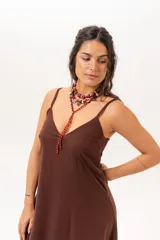 Vestido largo color marrón chocolate, de corte recto y holgado, con escote en V y tirantes finos.