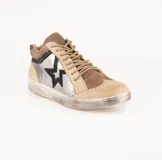 Zapatilla de cuero vacuno con diseño de recortes en tonos beige, marrón y plateado. Presenta un aplique de estrella negra en el lateral, cordones al tono y suela cosida con efecto desgastado.