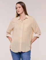 Camisa de rayas finas verticales en tonos amarillo y blanco, de corte clásico y silueta holgada. Cuenta con cuello camisero, cartera frontal de botones, un bolsillo plaqué en el pecho con rayas horizontales a contraste, mangas largas con presilla y ruedo curvo.