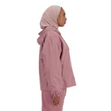 Campera deportiva New Balance color rosa con capucha ajustable con cordón, cierre frontal completo, bolsillos laterales con cremallera, mangas largas con puños elásticos y bajo elástico. Logotipo gráfico estampado en el pecho.