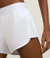 Short deportivo runner de la marca Get Over, color blanco, con cintura ancha elástica y bajo redondeado.