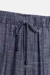 Pantalón jogger de tiro bajo color azul marino con efecto melange, cintura elástica con cordón de ajuste, bolsillos delanteros y puños elásticos en los tobillos.